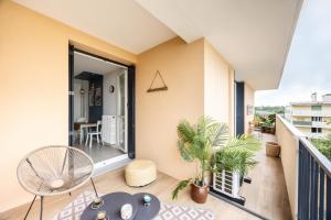 a balcony with a table and a chair at Le Cheval à Bascule - 2 chambres - Balcon in Colomiers
