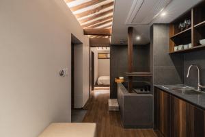 ソウルにあるLuxury Hanok Stay Warm Hearth - Eastのシンクとカウンタートップのあるキッチン