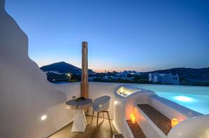uma vista para uma piscina a partir de uma casa em Naxos Euphoria Suites em Stelida