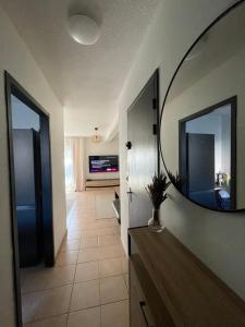 Televisyen dan/atau pusat hiburan di Chambre au calme - idéale rando & pros