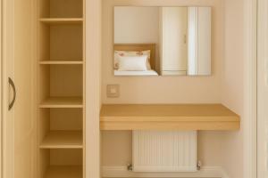 spogliatoio con specchio e scaffali di Combe Haven Holiday Park - Holiday Accommodation 12122 a Hollington