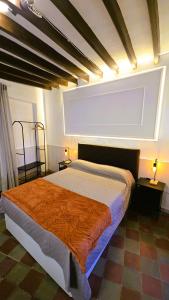a bedroom with a large bed in a room at Moöm Apartamentos Turísticos in Tíjola
