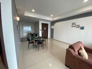 un salon avec un canapé, une table et des chaises dans l'établissement KSL D'Esplanade by ACJB HomeStay, à Johor Bahru