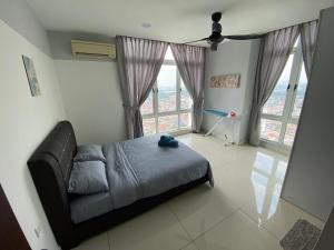 une chambre avec un lit et deux grandes fenêtres dans l'établissement KSL D'Esplanade by ACJB HomeStay, à Johor Bahru