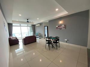 un grand salon avec une table et des chaises dans l'établissement KSL D'Esplanade by ACJB HomeStay, à Johor Bahru