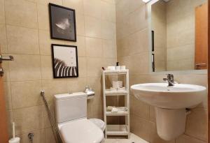 Foto de la galería de Zigzag Tower A- Affordable, 2 Bedroom Apartment, Sea View at Pearl 303A en Doha 38 fotos más