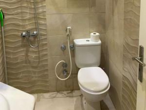Ένα μπάνιο στο One-Bedroom Chalet at Turtles Beach Resort , Pool & Side Sea View C22