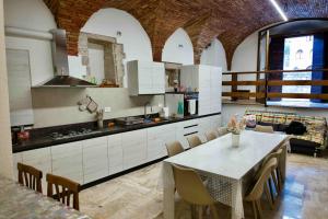 a kitchen and dining room with a table and chairs at Casa Vacanza DEL PONTE in Gubbio