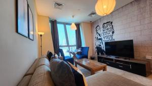 Телевизор и/или развлекательный центр в Zigzag Tower A- Affordable, 2 Bedroom Apartment, Sea View at Pearl 303A