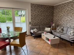a living room with a couch and a table at Marina, Ferienwohnung in Schneverdingen