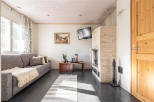 TV a/nebo společenská místnost v ubytování Karkutahko Villas 1A - Spacious 3BR Villa in Tahko with Private Sauna