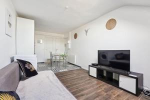 Μια τηλεόραση ή/και κέντρο ψυχαγωγίας στο Downtown Apartment with Garage Parking