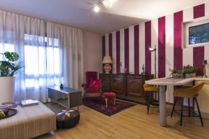a living room with red and white stripes on the wall at Al Ventidue in Varese
