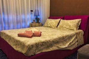 a bed with a brown bag on top of it at Al Ventidue in Varese