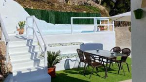 AcebuchalHeated pool villa - El Acebuchal的楼梯,配有桌子和桌椅
