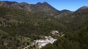 AcebuchalHeated pool villa - El Acebuchal的山中山谷中的村庄