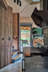 una cocina con paredes de madera y una gran mesa de madera. en Domy kopułowe,  7 fotos más