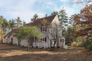 una casa bianca con tetto di gamberetti di Townhouse on the River a Nottingham