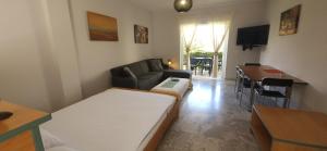 TV a/nebo společenská místnost v ubytování Megusta Apartments selianitika