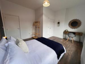 Ένα ή περισσότερα κρεβάτια σε δωμάτιο στο Stylish 5BR 5BA Home in Salford Street Parking