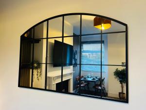 Μια τηλεόραση ή/και κέντρο ψυχαγωγίας στο Stylish 5BR 5BA Home in Salford Street Parking