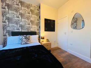 Ένα ή περισσότερα κρεβάτια σε δωμάτιο στο Stylish 5BR 5BA Home in Salford Street Parking +33 φωτογραφίες