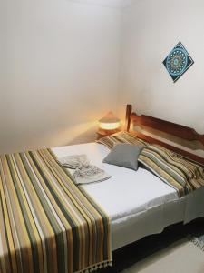 Ένα ή περισσότερα κρεβάτια σε δωμάτιο στο Challet pequeno a 60 metros do Centrinho