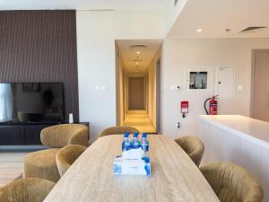 Μια τηλεόραση ή/και κέντρο ψυχαγωγίας στο Large 4br Stay Yas Island Fun At Your Doorstep