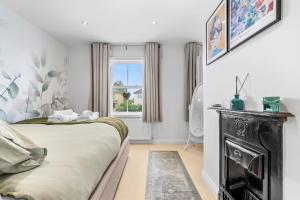 にあるDeppers Bridge, 3 Bedroom Propertyのベッドと窓のある寝室