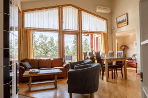 ein Wohnzimmer mit Sofa und Tisch in der Unterkunft Kiisa A&B two apartments with aurora room in Saariselkä