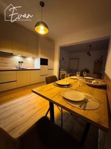 Fotografie z fotogalerie ubytování Garden Jacuzzi Apartment by Evan Apartments v destinaci Şelimbăr