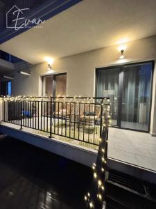 Un balcon sau o terasă la Garden Jacuzzi Apartment by Evan Apartments