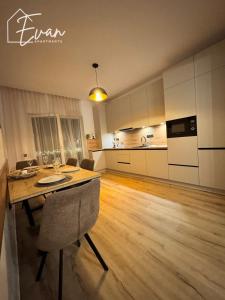 O bucătărie sau chicinetă la Garden Jacuzzi Apartment by Evan Apartments