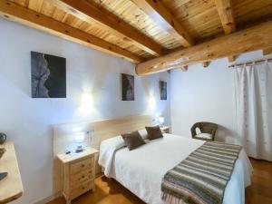 a bedroom with a white bed and a wooden ceiling at Casa Macia Roni in Roní