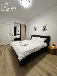 Un pat sau paturi într-o cameră la Garden Jacuzzi Apartment by Evan Apartments