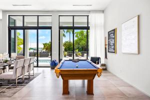 フォート・ローダーデールにあるVilla Haydenのリビングルームの中央にビリヤード台