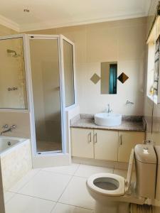 Un baño de Thrive Guest House