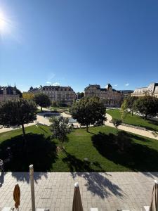 una vista de un parque con árboles y edificios en Vue imprenable - Place de la République, en Belfort 14 fotos más