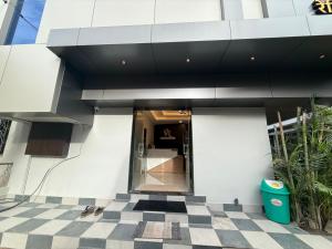 ein Gebäude mit schwarz-weiß kariertem Boden in der Unterkunft Hotel Visawa Residency in Kolhapur