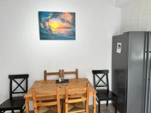 een eettafel met stoelen en een koelkast bij Spacious Luxurious Serviced Accomodation in Doncaster