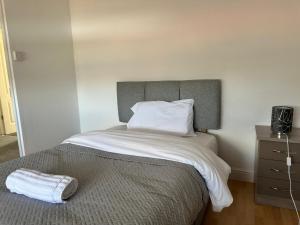 een slaapkamer met een bed met een kussen en een dressoir bij Spacious Luxurious Serviced Accomodation in Doncaster +32 foto's