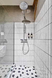 ファーレルにあるzimmer437のバスルーム(シャワー、洗面台、トイレ付)