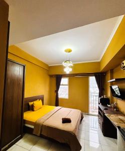 Postel nebo postele na pokoji v ubytování Apartemen Margonda Residence 2 By Younz