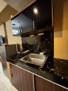 Kuchyň nebo kuchyňský kout v ubytování Apartemen Margonda Residence 2 By Younz