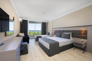 Ένα ή περισσότερα κρεβάτια σε δωμάτιο στο Ring Beach Hotel +17 φωτογραφίες