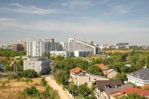 Blick auf eine Stadt mit hohen Gebäuden in der Unterkunft Elegant Studio Cortina Modern Stay in Voluntari