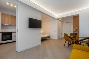 ein Wohnzimmer mit Küche und Esszimmer in der Unterkunft Elegant Studio Cortina Modern Stay in Voluntari