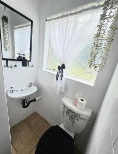 Ένα μπάνιο στο Zhantique Guest House 2- Unit 5