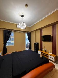 TV a/nebo společenská místnost v ubytování Apartemen Margonda Residence 2 By Younz