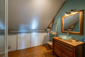 ein Badezimmer mit Waschbecken und Spiegel in der Unterkunft La Case Départ - Plage à 2.5 km in Saint-Quentin-Lamotte-Croix-au-Bailly + 10 Fotos